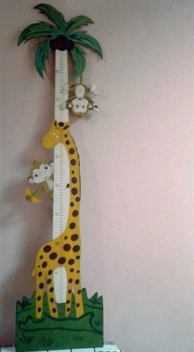Giraffe and monkey height ruler