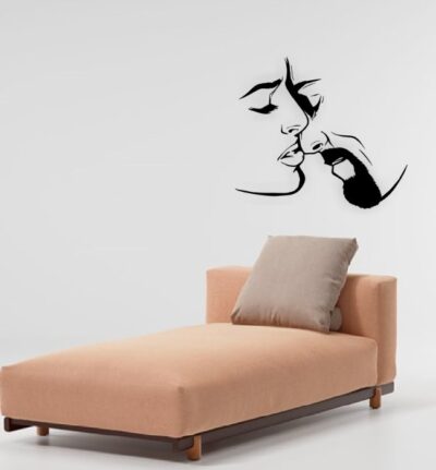 Love kiss wall decor